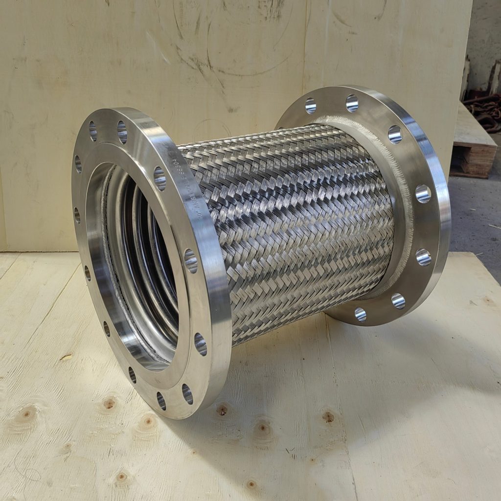 Flexible metal hose for fluid and gas transfer in high-pressure, high-temperature industrial applications
