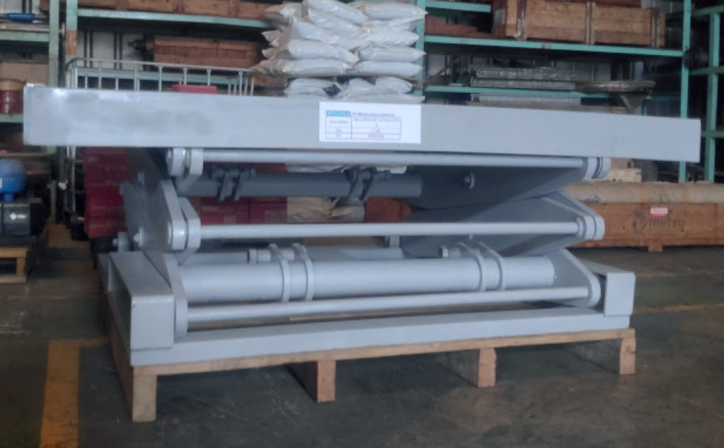 Heavy-duty lift bay with a weight capacity of 1500 - 2500 kg for safe and reliable lifting in warehouses and factories