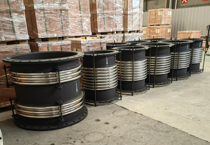 Durable metal expansion joint for managing thermal expansion and vibration in high-pressure piping systems