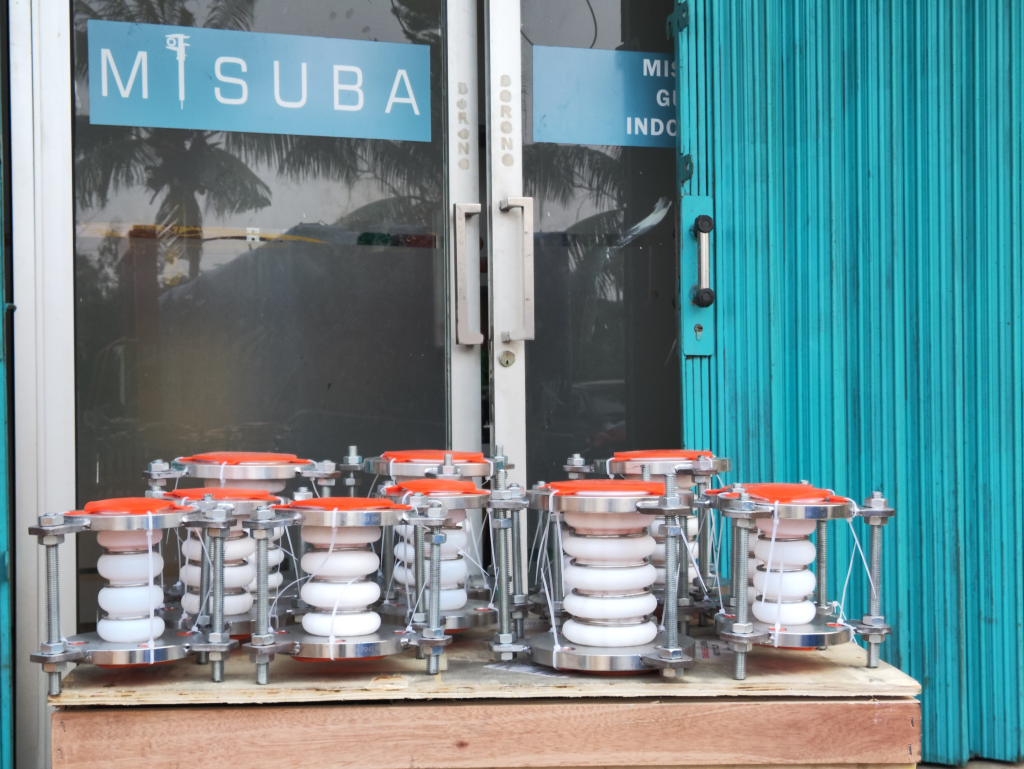 Flexible PTFE expansion joint for vibration absorption and movement compensation in high-temperature piping systems